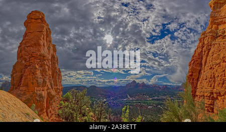 Vista di Sedona dal Snoopy Rock, Crimson Cliffs, Sedona, in Arizona, Stati Uniti Foto Stock