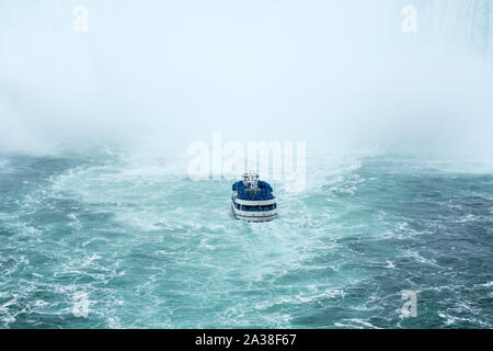 Il traghetto si avvicina il famoso Niagara caduta Foto Stock