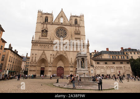 Un giorno nuvoloso presso la Cathédrale Saint-Jean-Baptiste (Cattedrale di San Giovanni Battista a Lione, in Francia. Foto Stock