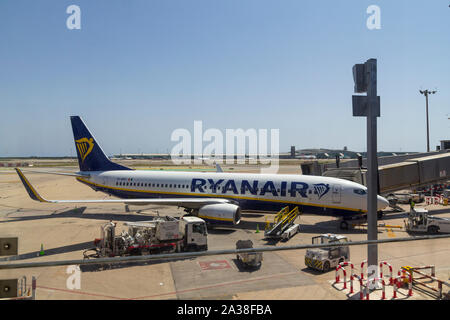 Barcellona, Spagna - Agosto 11, 2019: Boeing 737-800 Ryanair in aereo l' aeroporto di Barcellona, un famoso Irish basso costo azienda Foto Stock