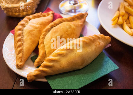 Kibinai, tradizionale cibo lituano, pasticcini riempiti con varie carni, la cipolla e il peperone, popolare con Karaite minoranza etnica in Trakai, Lituania Foto Stock