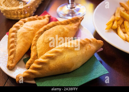 Kibinai, tradizionale cibo lituano, pasticcini riempiti con varie carni, la cipolla e il peperone, popolare con Karaite minoranza etnica in Trakai, Lituania Foto Stock