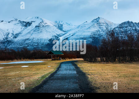 Uno splendido scenario di strada islandese nel sud dell'Islanda Foto Stock