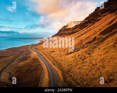 Uno splendido scenario di strada islandese nel sud dell'Islanda Foto Stock