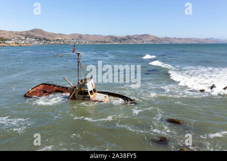 Un abbandonato la pesca in barca che si è arenata al punto Estero, Cayucos, California, Stati Uniti d'America. Foto Stock