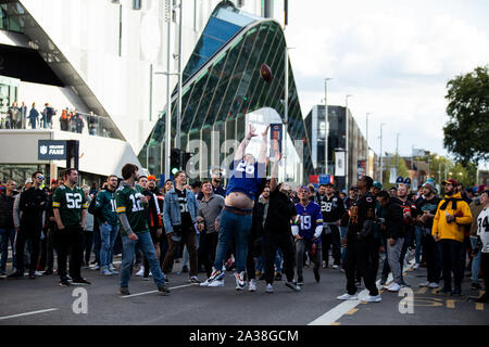 Tifosi fuori dallo stadio durante la NFL International Series corrispondono a Tottenham Hotspur Stadium, Londra. Foto Stock