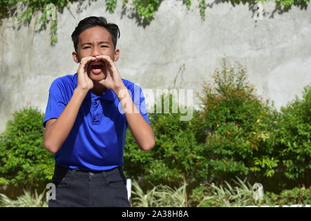 Un maschio giovane urlando Foto Stock