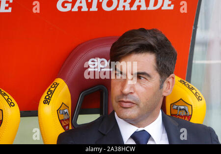 Roma, Italia. 06 ott 2019. Roma allenatore Paulo Fonseca attende l'inizio della serie di una partita di calcio tra Roma e Cagliari presso lo Stadio Olimpico. Roma e Cagliari ha attirato 1-1. Il credito di Riccardo De Luca - immagini di aggiornamento / Alamy Live News Foto Stock