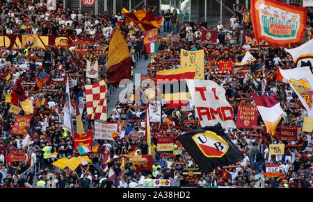 Roma, Italia. 06 ott 2019. Roma tifosi bandiere d'onda durante la serie di una partita di calcio tra Roma e Cagliari presso lo Stadio Olimpico. Roma e Cagliari ha attirato 1-1. Il credito di Riccardo De Luca - immagini di aggiornamento / Alamy Live News Foto Stock