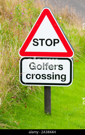 Segnale di avvertimento in corrispondenza di un campo da golf, i driver di avvertimento che i golfisti saranno crossing. Foto Stock