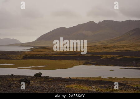 Acqua e laghi con Misty Mountains Foto Stock