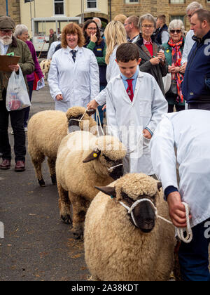 Concorrenti alla fiera Masham Sheep Fair, North Yorkshire, Regno Unito. Foto Stock