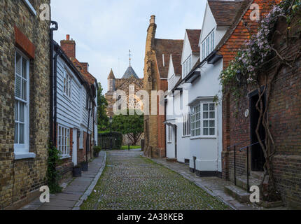 In acciottolato West Street guardando verso la chiesa di Santa Maria in segale, East Sussex Foto Stock