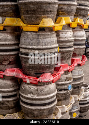 La birra in fusti impilati fino a pecora nera birreria, Masham, North Yorkshire. Foto Stock