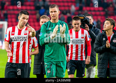 EINDHOVEN, Paesi Bassi, 06-10-2019, calcio, Philips Stadium, olandese eredivisie, stagione 2019-2020, PSV player Nick Viergever (L), PSV portiere Robbin Ruiter (R), durante la partita PSV - VVV, Punteggio finale : 4-1 Foto Stock