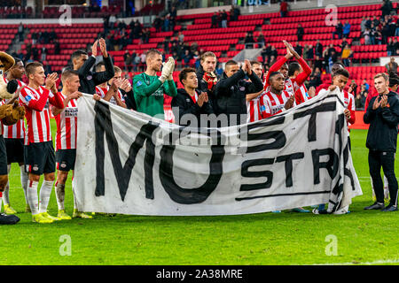 EINDHOVEN, Paesi Bassi, 06-10-2019, calcio, Philips Stadium, olandese eredivisie, stagione 2019-2020, PSV giocatori con banner di Mo rimanere forte, durante la partita PSV - VVV, Punteggio finale : 4-1 Foto Stock