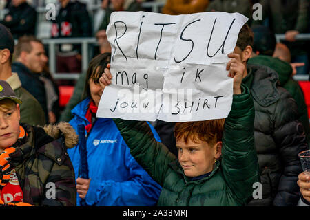 EINDHOVEN, Paesi Bassi, 06-10-2019, calcio, Philips Stadium, olandese eredivisie, stagione 2019-2020, è sostenitore del PSV con banner Ritsu mag ik je t-shirt, durante la partita PSV - VVV, Punteggio finale : 4-1 Foto Stock