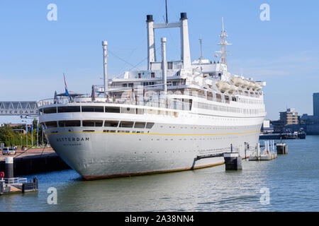 Il quinto SS Rotterdam, costruito nel 1958 e andato in pensione nel 2000, presso il porto di Rotterdam. Dal momento che il pensionamento, permanente è stata attraccata a Rotterdam un Foto Stock