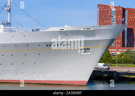 Il quinto SS Rotterdam, costruito nel 1958 e andato in pensione nel 2000, presso il porto di Rotterdam. Dal momento che il pensionamento, permanente è stata attraccata a Rotterdam un Foto Stock