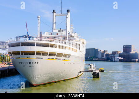 Il quinto SS Rotterdam, costruito nel 1958 e andato in pensione nel 2000, presso il porto di Rotterdam. Dal momento che il pensionamento, permanente è stata attraccata a Rotterdam un Foto Stock