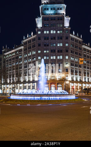 Barcellona, Spagna. Marzo 19: fontana illuminata di notte in Passeig de Gracia, in una delle vie più importanti di Barcellona Foto Stock