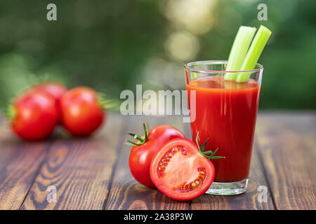 Il succo di pomodoro in vetro Foto Stock