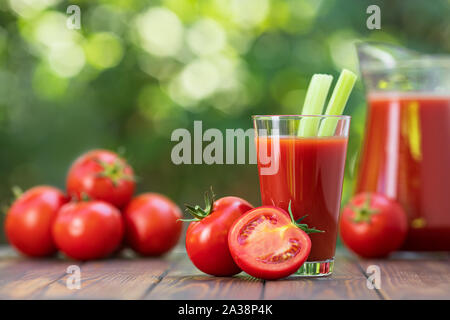 Il succo di pomodoro in vetro e la brocca Foto Stock