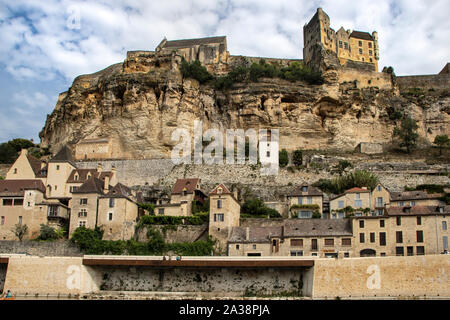 Il Chateau de Beynac castello medievale che si affaccia sulla città Beynac et Cazenac Dordogne Aquitaine Francia Foto Stock