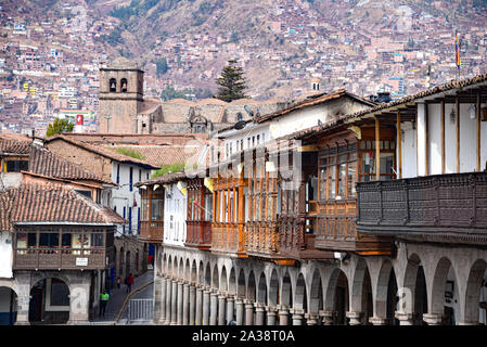 Cusco, Perù - Settembre 26, 2019: balconi e architettura di Cusco di Plaza de Armas Foto Stock