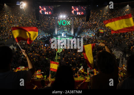 Madrid, Spagna. Il 6 ottobre, 2019. Migliaia di estrema destra partito sostenitori VOX durante il 'Vistalegre Plus Ultra' rally in anticipo di un mese prima delle elezioni spagnole. Credito: Marcos del Mazo/Alamy Live News Foto Stock