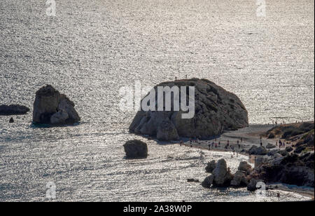 Turisti e visitatori sulla spiaggia di roccia di Afrodite ( Petra tou Romiou) vicino a Kouklia, Cipro. Foto Stock