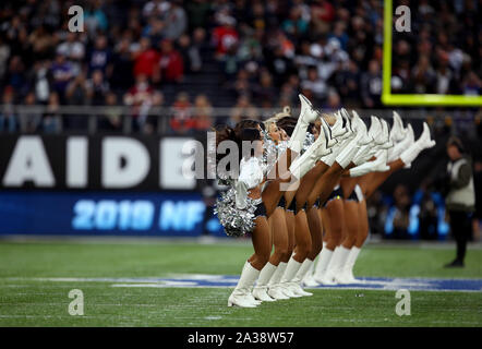 Oakland Raiders cheerleaders durante la NFL International Series corrispondono a Tottenham Hotspur Stadium, Londra. Foto Stock