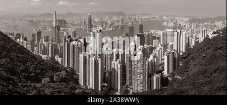 Ampio Panorama del Porto di Victoria, Bay e grattacieli. Preso da Victoria Peak Park sull isola di Hong Kong. Hong Kong, Cina Foto Stock