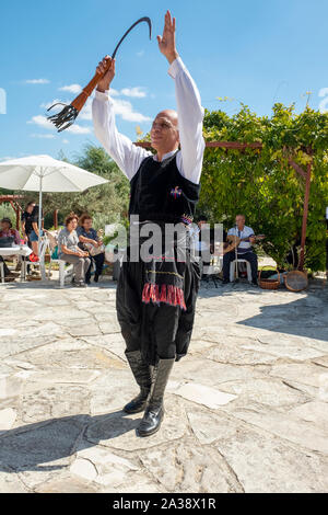 Ballerini cipriota esecuzione in costumi tradizionali all'oleastro Festival di oliva, Anogyra, Cipro. Foto Stock