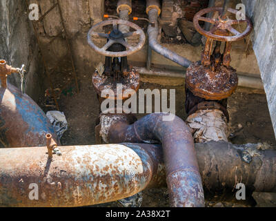 Valvole usurate sui principali tubazioni acqua Foto Stock