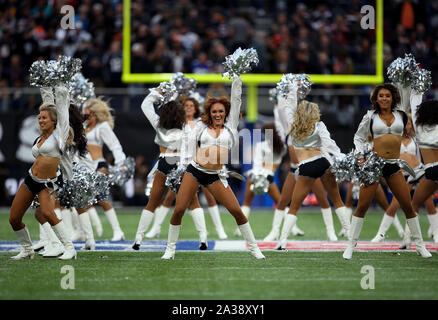 Oakland Raiders cheerleaders durante la NFL International Series corrispondono a Tottenham Hotspur Stadium, Londra. Foto Stock