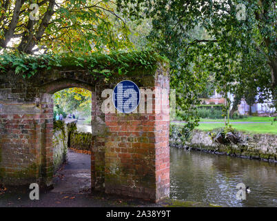 Heritage targa blu sul gateway al convento a piedi lungo il fiume Avon, Christchurch, Dorset, Inghilterra, Regno Unito. Foto Stock