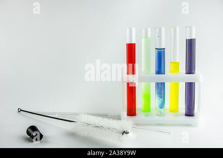 Provette con multi-colore di reagenti su uno sfondo bianco. chemistry, esperimenti Foto Stock