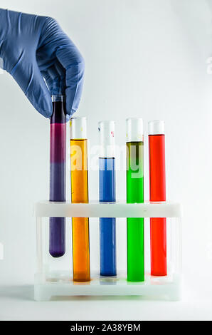 Provette con multi-colore di reagenti su uno sfondo bianco. chemistry, esperimenti Foto Stock