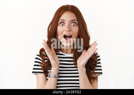 Sorpreso entusiasta carino, ginger ragazza in striped t-shirt audizione eccellente notizia, aprire bocca eccitato e colpito, affannosa entusiasta, guardare la fotocamera Foto Stock