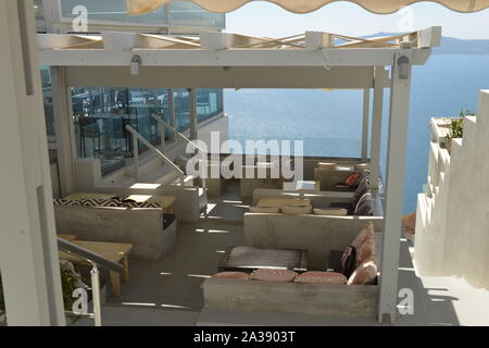 Santorini, Grecia. Vista pittoresca della famosa città bianca di Fira sulla riva del mare a Santorini Grecia sulla giornata di sole. Foto Stock