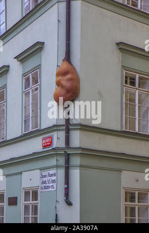 Grondaia sulla costruzione a Praga Foto Stock