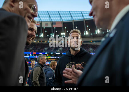 Tottenham Hotspur Stadium, Londra, Regno Unito. 6 Ottobre, 2019. National Football League, Chicago Bears contro Oakland Raiders; Inghilterra scontrino Harry Kane si unisce alle celebrazioni del passo di credito laterale: Azione Plus sport/Alamy Live News Foto Stock