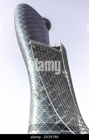 Capital Gate, Abu Dhabi, Emirati Arabi Uniti - Apr.14, 2017: capitale Gate è uno degli edifici più alti della città ed è stato progettato in modo da inclinarsi di 18° Foto Stock