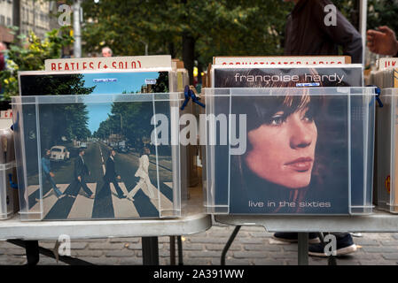 Outdoor di seconda mano vinile stallo in Edinburgh Grassmarket visualizzando i Beatles' 'Abbey Road' album 'vivere negli anni Sessanta' da Françoise Hardy. Foto Stock