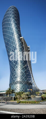 Abu Dhabi, Emirati Arabi Uniti - Apr.14, 2017: capitale Gate, nota anche come Torre pendente di Abu Dhabi. La torre è il punto focale del capitale Ce Foto Stock
