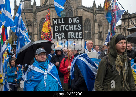 Dimostranti in tutti sotto uno striscione (AUOB) processione fanno la loro strada fino al Royal Mile di Edimburgo, Scozia, Regno Unito. Foto Stock