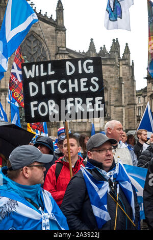 Dimostranti in tutti sotto uno striscione (AUOB) processione fanno la loro strada fino al Royal Mile di Edimburgo, Scozia, Regno Unito. Foto Stock