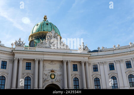 Vienna, Austria - Settembre 2019. Palazzo di Hofburg vista in giornata soleggiata con turisti Foto Stock