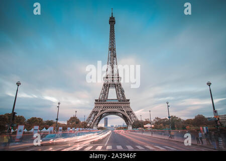 Una lunga esposizione vista Torre Eiffel durante il tramonto con colori alla moda Foto Stock